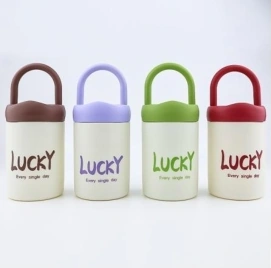 Botol Lucky berpemegang
